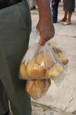 Хлеб раскупают пакетами