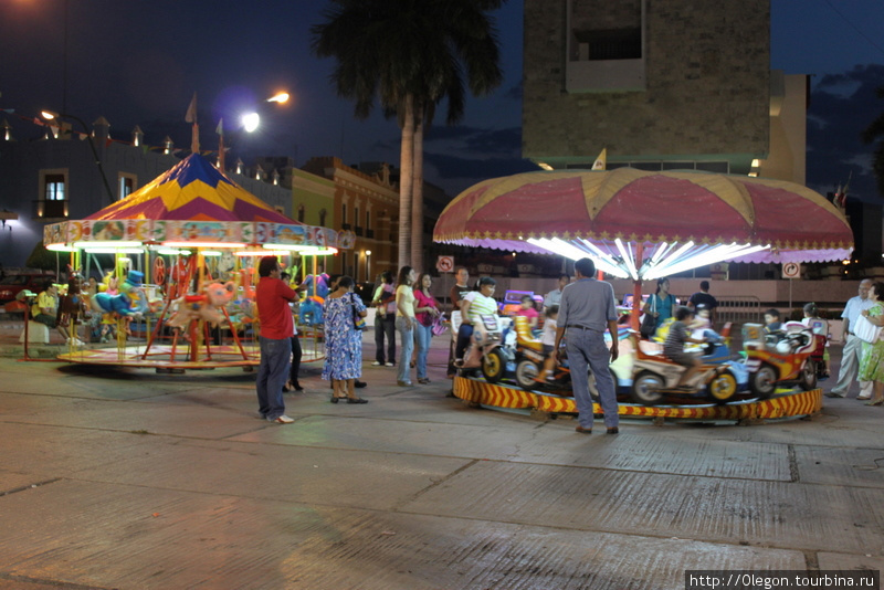 Фестиваль булок на площади Республики Кампече, Мексика