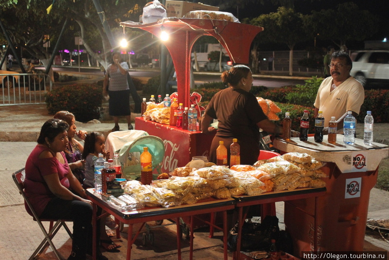 Фестиваль булок на площади Республики Кампече, Мексика