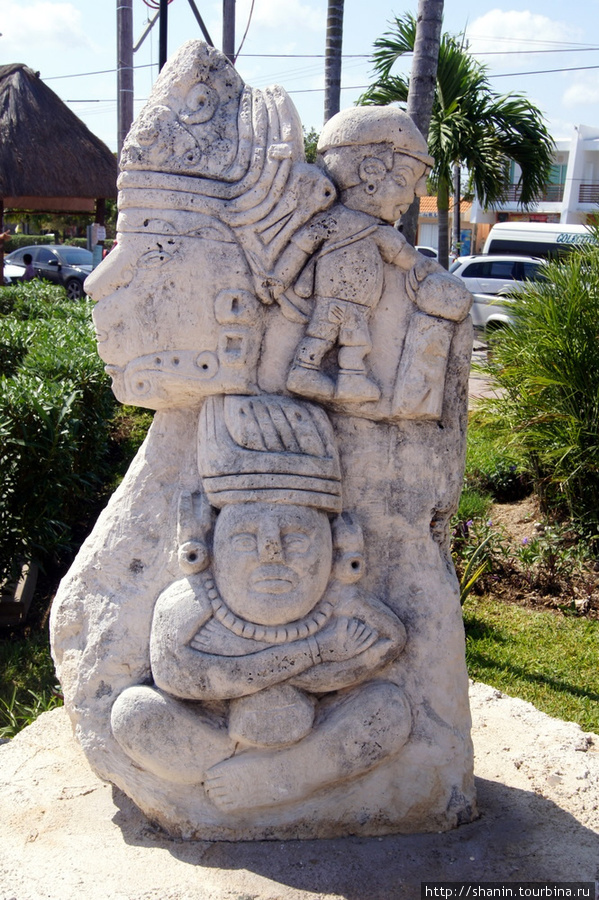 Скульптура у муниципаоитета Тулума Тулум, Мексика