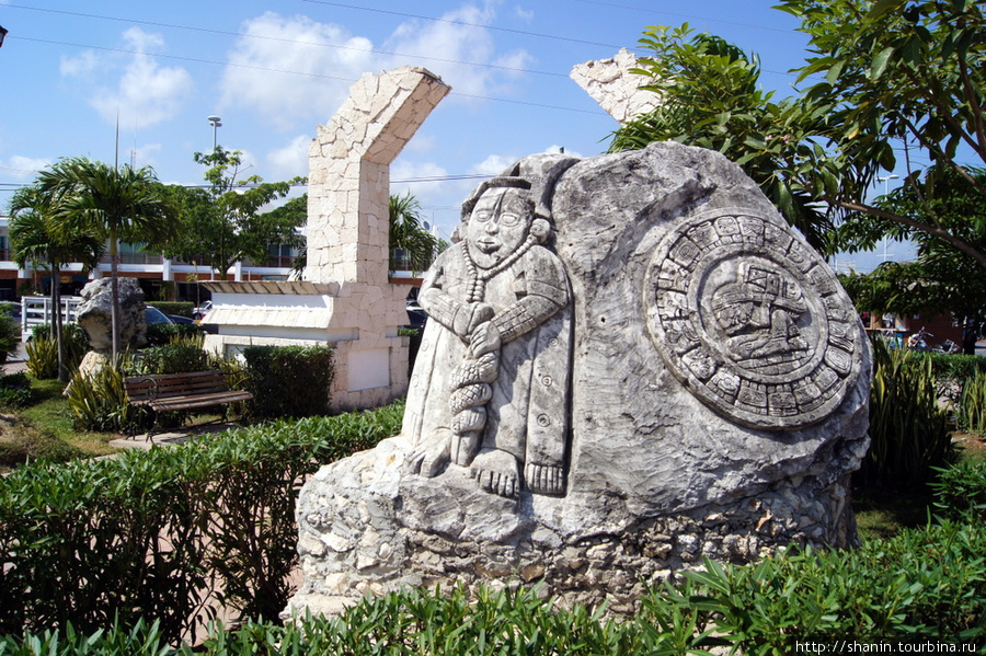 Скульптура на центральной площади Тулума Тулум, Мексика