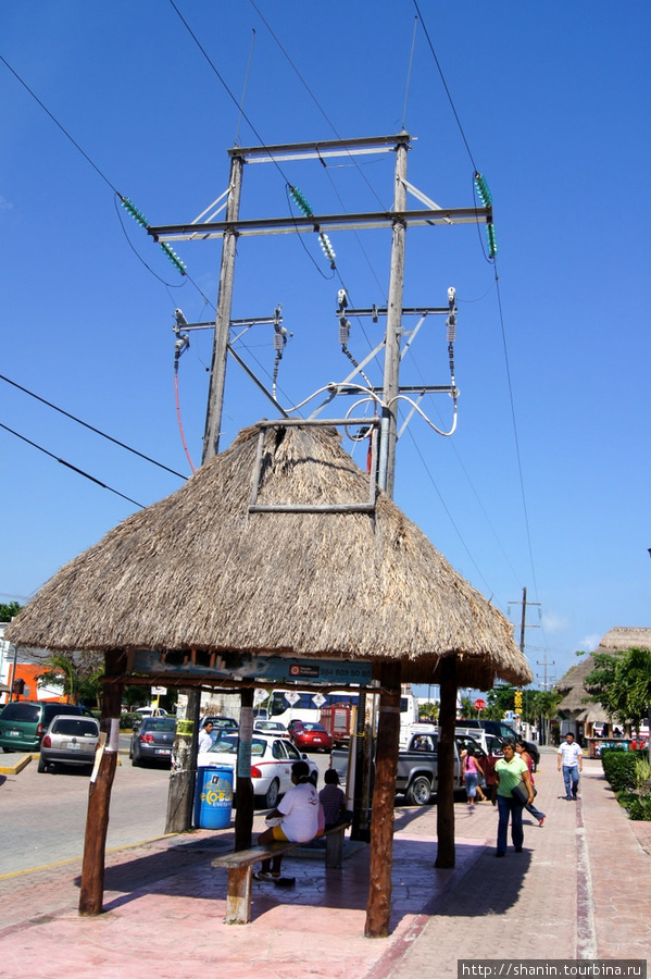 Автобусная остановка с соломенной крышей Тулум, Мексика