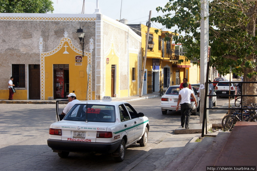 Улица возле автовокзала Исамаль, Мексика