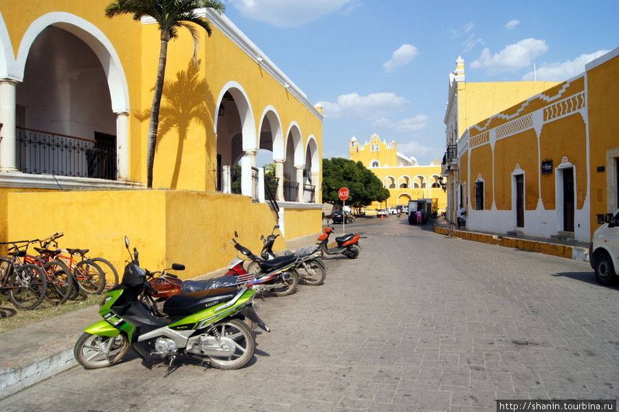 Типичная желтая улица в центре Изамала Исамаль, Мексика