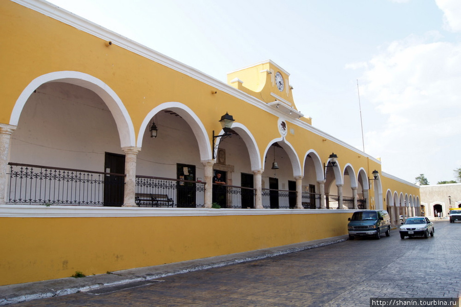 Один из желтых домов Исамаль, Мексика