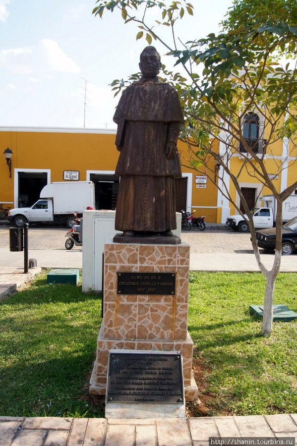 Памятник перед муниципалитетом в Изамале Исамаль, Мексика