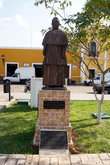 Памятник перед муниципалитетом в Изамале
