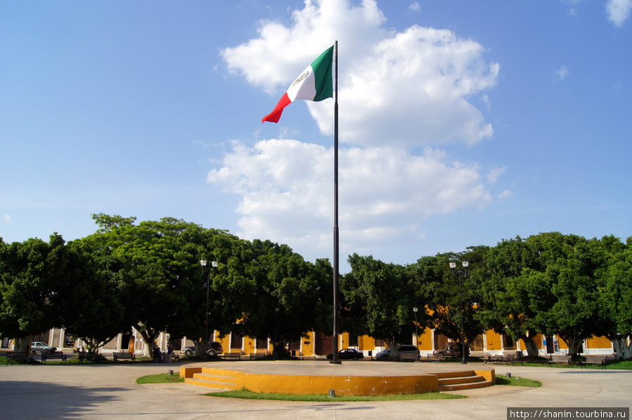 Мексиканский флаг на площади перед муниципалитетом Исамаль, Мексика