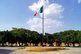 Мексиканский флаг на площади перед муниципалитетом