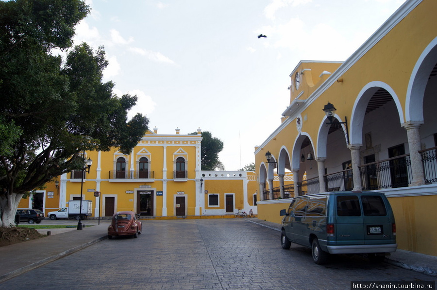 Перед зданием муниципалитета Исамаль, Мексика