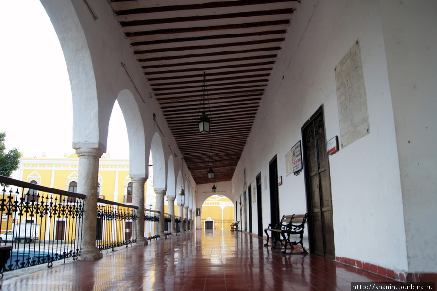 В здании муниципалитета Исамаль, Мексика