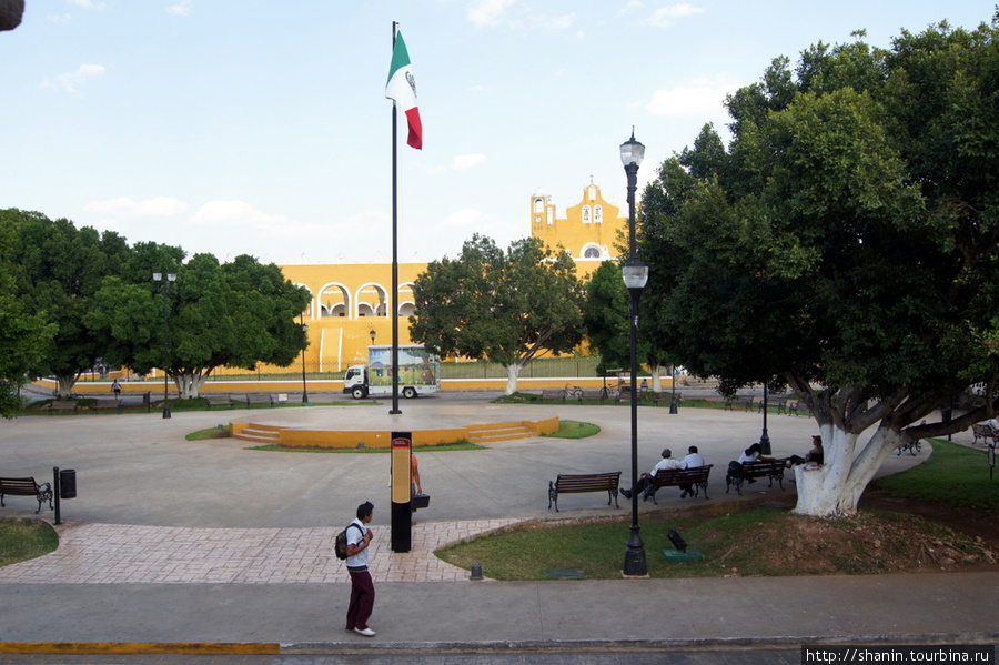 Площадь перед муниципалитетом Исамаль, Мексика