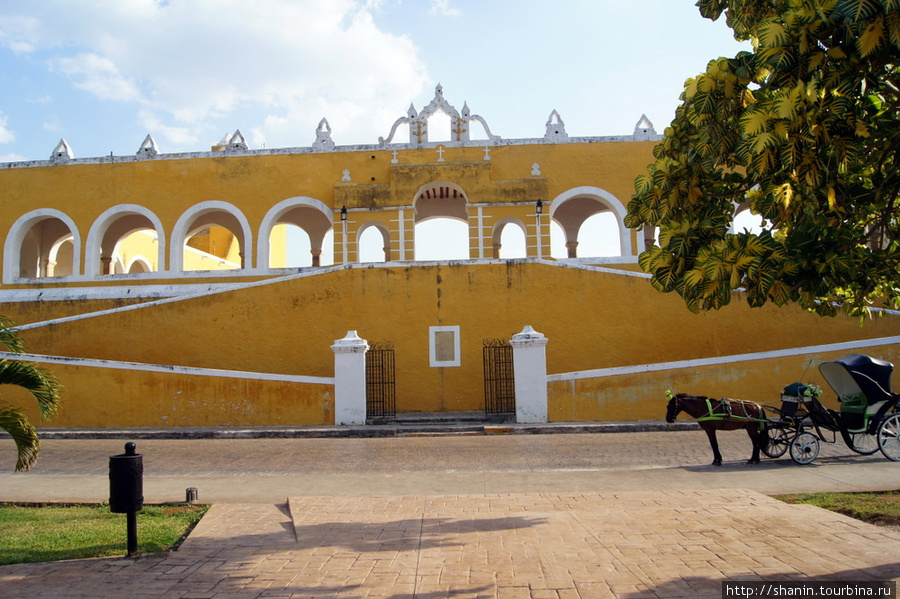 Боковой вход в монастырь в Изамале Исамаль, Мексика