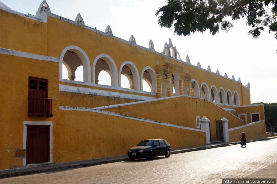 Монастырь Исамаль, Мексика
