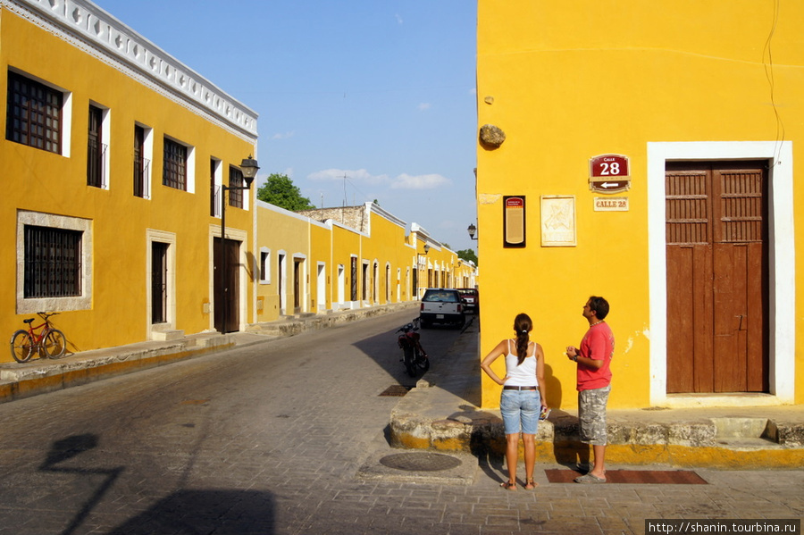 Желтая улица в Изамале Исамаль, Мексика