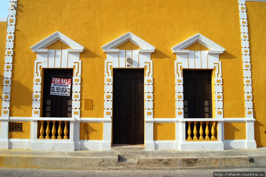 Желтое с белым — типичный для Изамала стиль оформления фасадов домов Исамаль, Мексика
