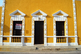 Желтое с белым — типичный для Изамала стиль оформления фасадов домов