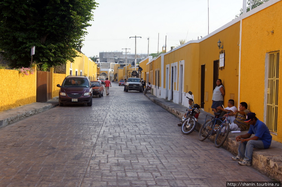 Улица в Изамале Исамаль, Мексика