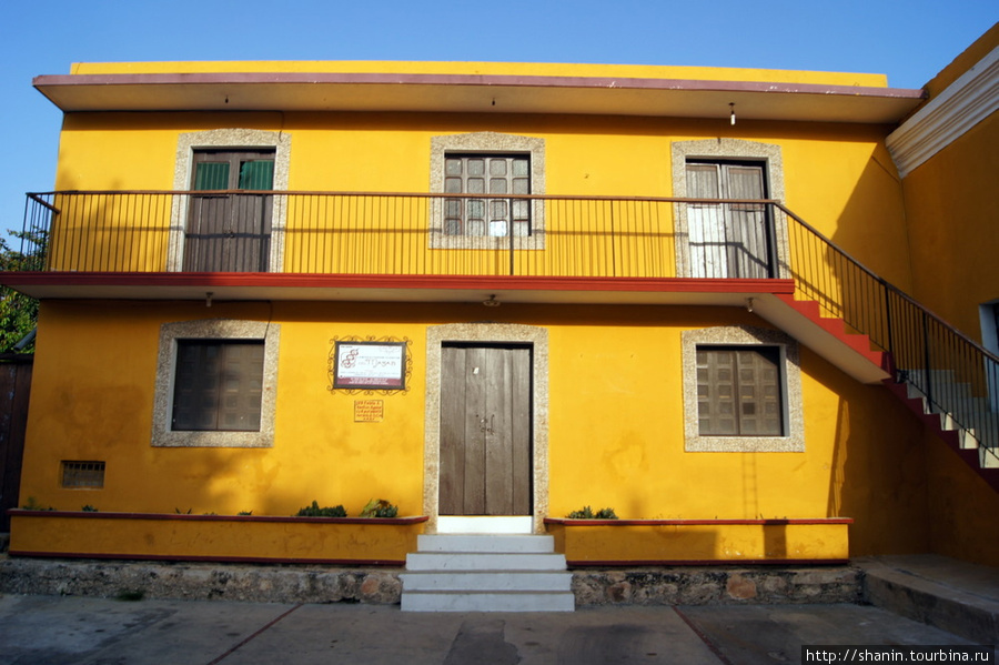 Желтый дом в Изамале Исамаль, Мексика