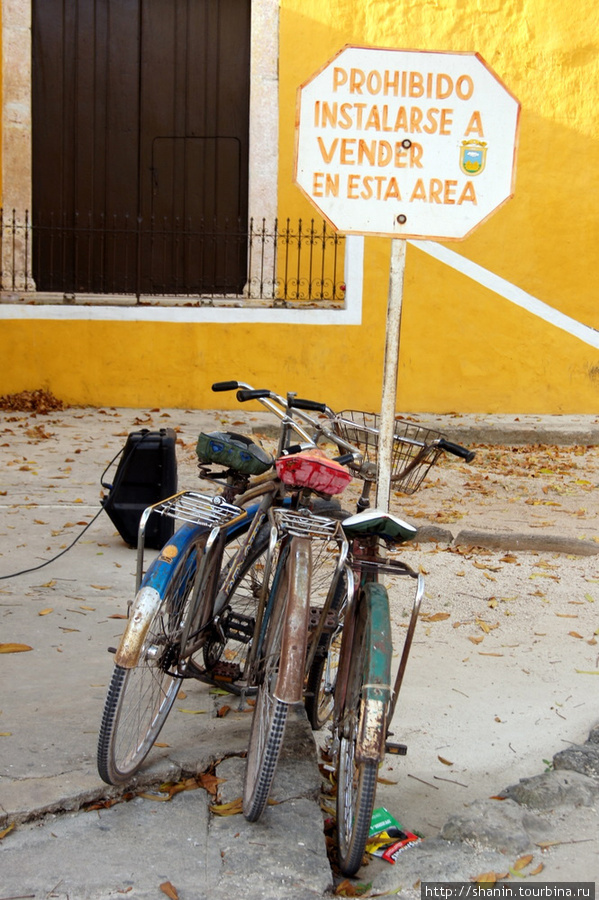 Велосипеды припаркованы Исамаль, Мексика