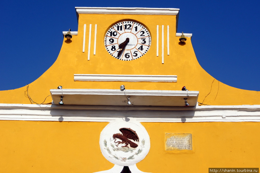 Часы на здании муниципалитета Исамаль, Мексика
