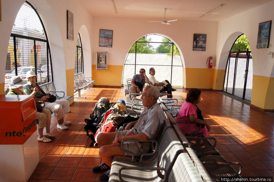 Зал ожидания на автовокзале в Изамале Исамаль, Мексика