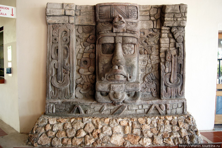 Барельеф у входа в музей Четумаль, Мексика