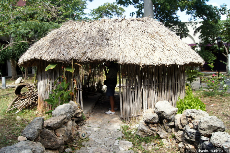 Во внутреннем дворе Музея культуры майя в Четумале Четумаль, Мексика