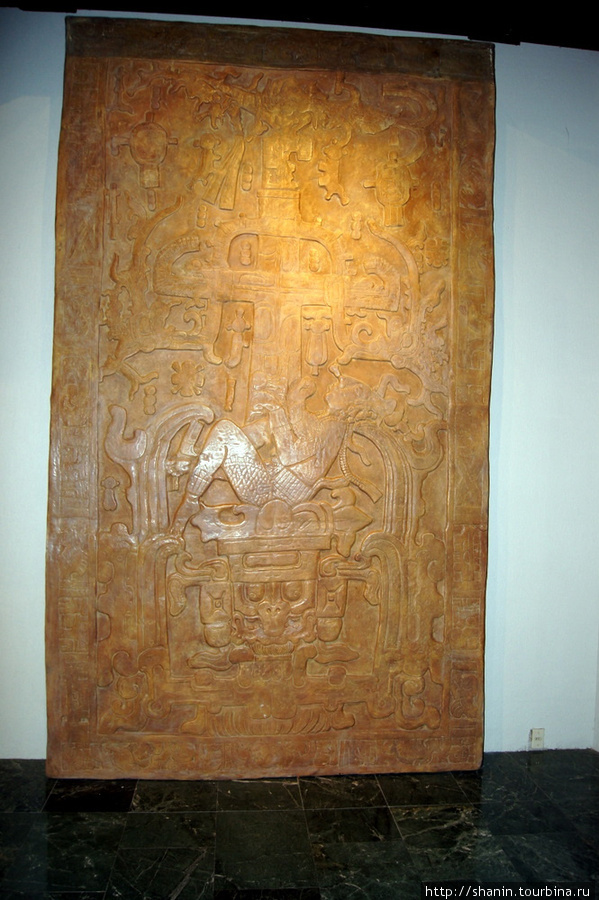 Каменная плита в музее Четумаль, Мексика