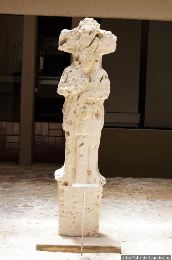 Статуя во внутреннем дворе музея Паленке Паленке, Мексика