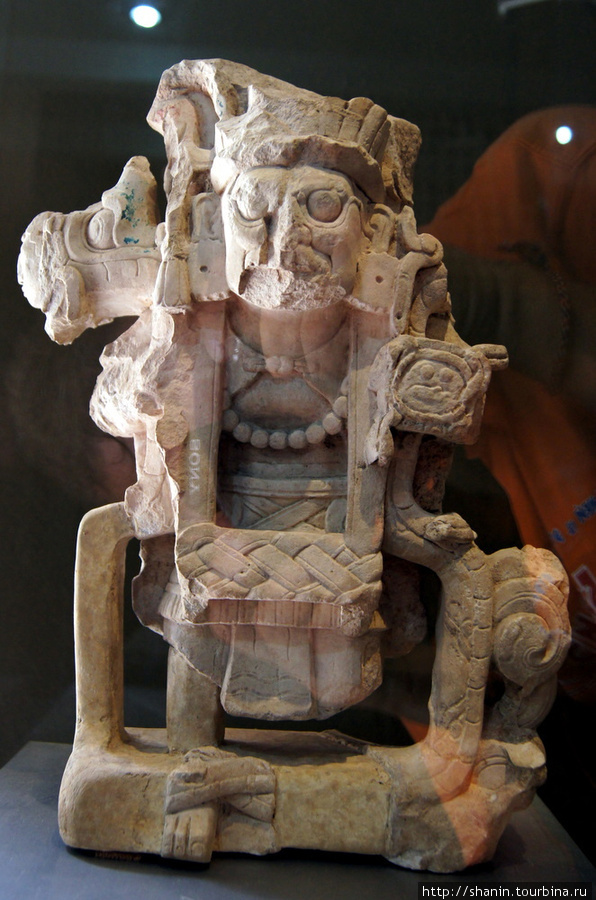 Каменная статуя в музее Паленке Паленке, Мексика
