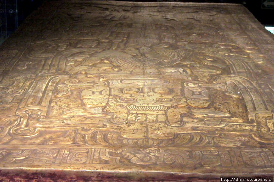 Крышка саркофага в музее Паленке Паленке, Мексика