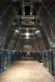 Стеклянная крыша над саркофагом в музее Паленке