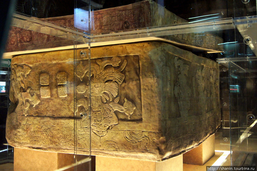 Огромный каменный саркофаг майя в музее Паленке Паленке, Мексика