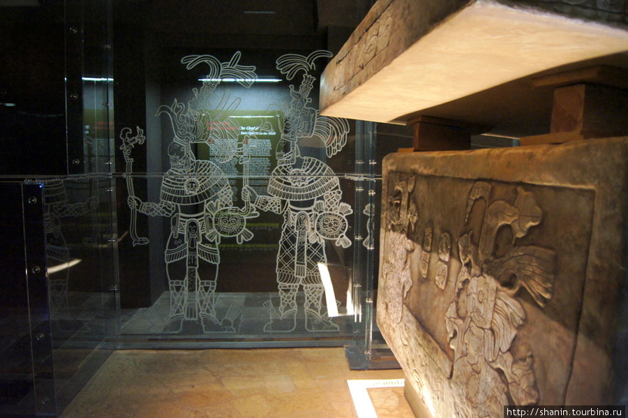 У каменного саркофага Паленке, Мексика