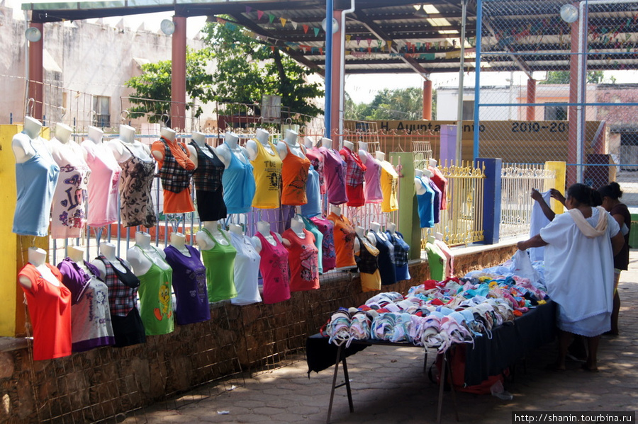 Одежда на продажу Муна, Мексика