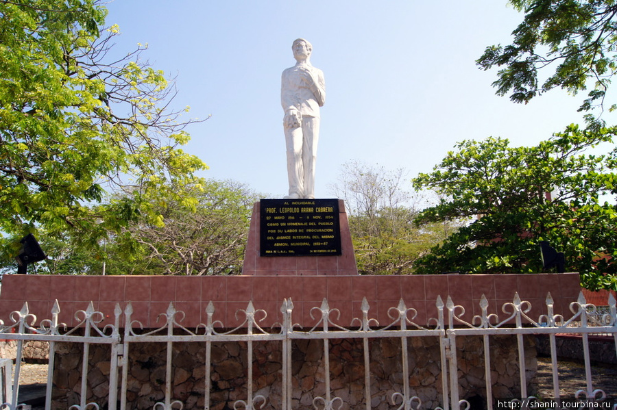 Монумент — профессор Леопольдо Арана Кабрера Муна, Мексика