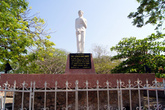 Монумент — профессор Леопольдо Арана Кабрера