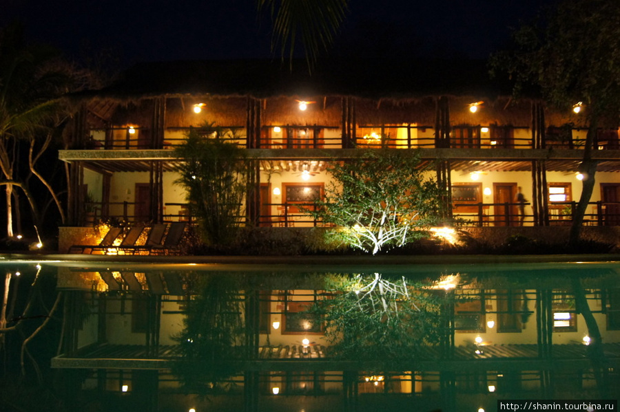 Ночь в отеле у бассейна Ушмаль, Мексика