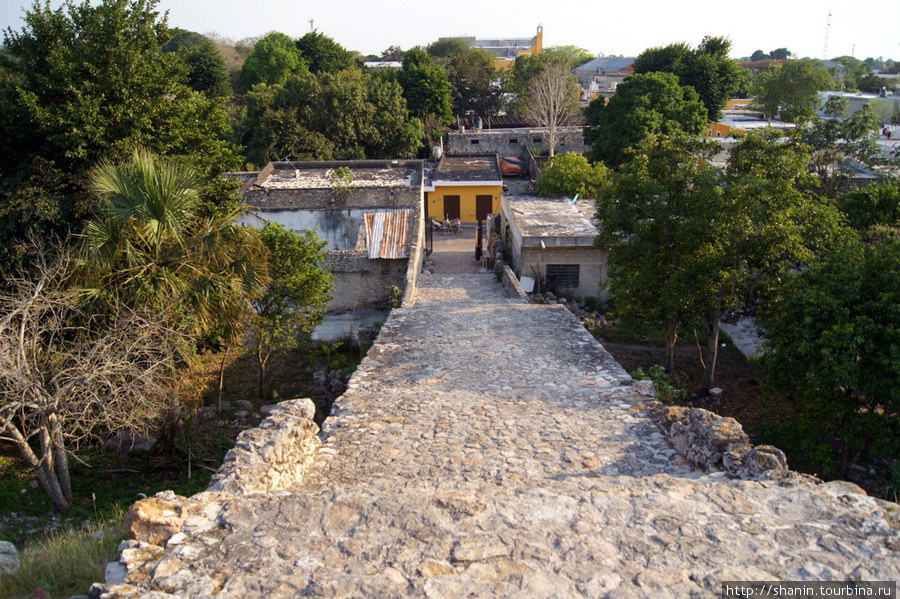 Лестница от входа наверх Штат Юкатан, Мексика