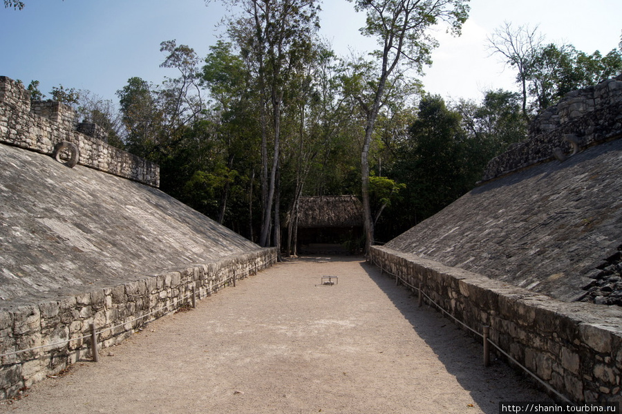 Площадка для игры в мяч Коба, Мексика
