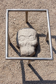 Каменный череп на игровой площадке
