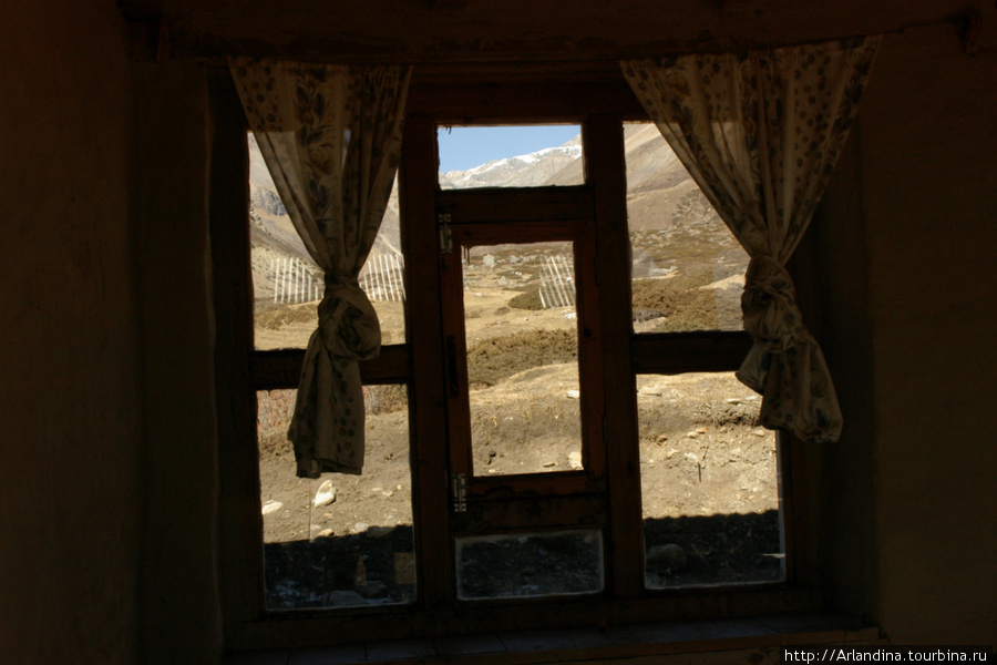 Вид их окна лоджии. Непал