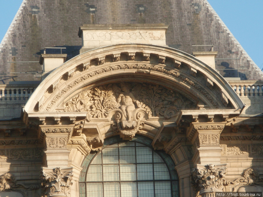 Еще одна классическая деталь французской архитектуры тех лет — изобилие каменных людей на фасадах Лилль, Франция