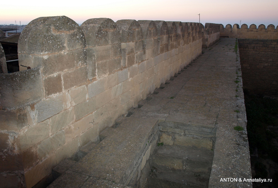 А это — на крепостной стене Мардакан, Азербайджан