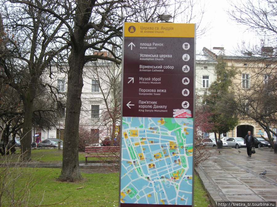 В центре Львова трудно заблудиться — текие таблички через каждые 20 метров. Львов, Украина