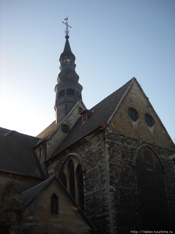 Вид на церковь Тонгерен, Бельгия