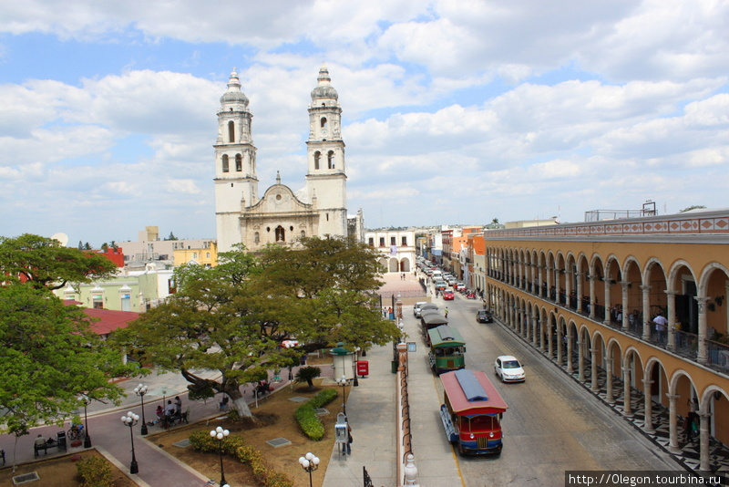 Вид на площадь и Кафедральный собор Кампече Кампече, Мексика