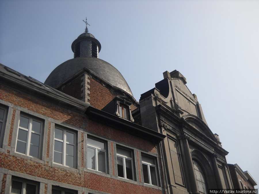 Фрагмент фасада церкви и её купол Намюр, Бельгия