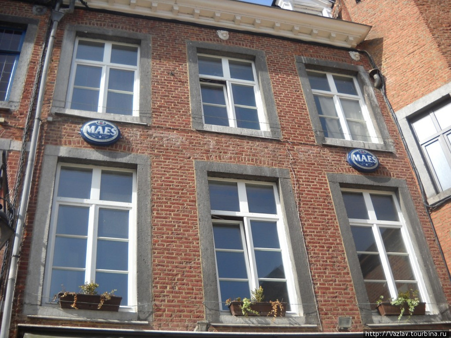 Новые окна старого дома Намюр, Бельгия